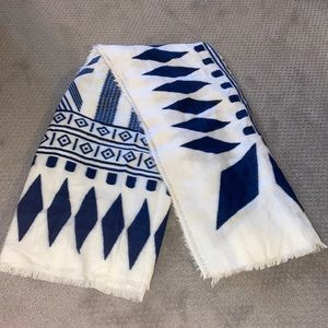 Blue and white patterned blanket scarf